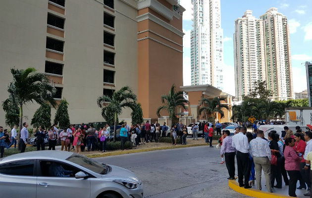 Autoridades aconsejan alejarse de los edificios en caso de movimientos sísmicos