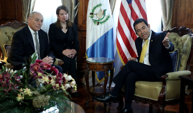 El Secretario de Seguridad de EE.UU. John Kelly, en reunión con el presidente Jimmy Morales. /Foto EFE 