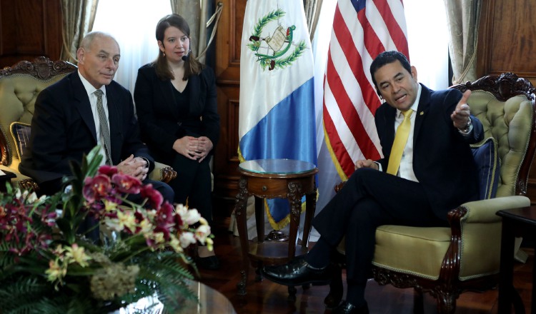 El Secretario de Seguridad de EE.UU. John Kelly, en reunión con el presidente Jimmy Morales. /Foto EFE