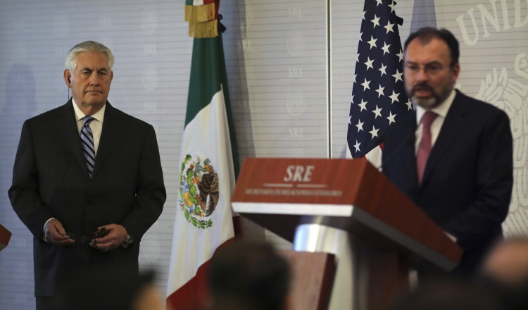El Secretario de Estado de EE.UU. y el canciller mexicano Luis Videgaray, en conferencia conjunta. /Foto AP