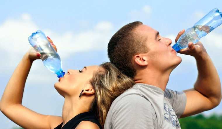 Tomar  ocho vasos de agua al día es lo más recomendable.
