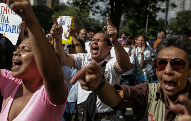 Trabajadores de la salud participan en una manifestación. Foto/ EFE