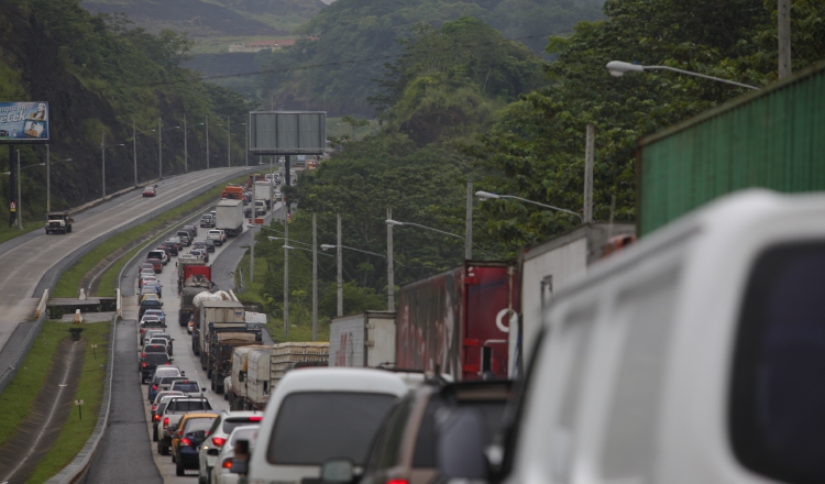 Las carreteras ya no representan alivio para los conductores ante los pesados tranques que se dan. Archivo