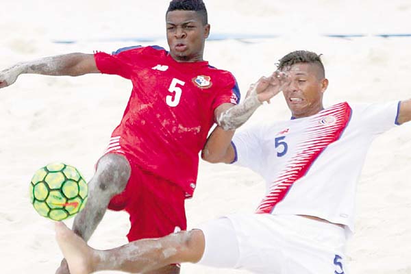 Alfonso Maquensi (rojo), uno de los pilares de la Roja playera, se quedó con el Balón de Oro del torneo. /Foto Concacaf