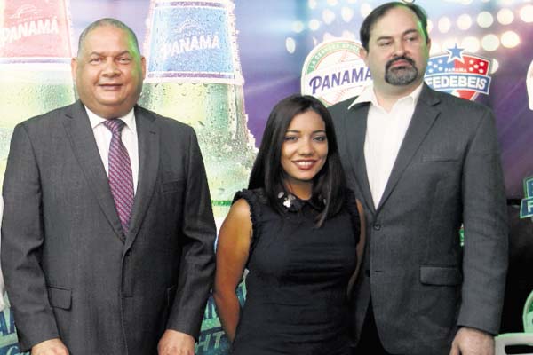 Benicio Robinson (izq.), presidente de la Fedebeis, junto a Nicole Carles y Alejandro Sosa, de Cerveza Panamá. /Foto Aurelio Herrera