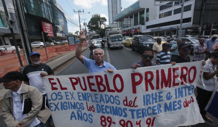 El problema de la economía se vio reflejado en una ola de despidos en el sector privado. /Foto Archivo