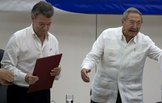 Juan Manuel Santos y Raúl Castro. Foto: Archivo