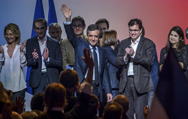 El candidato de la derecha francesa a las presidenciales, François Fillon, se mantuvo firme en su voluntad de seguir adelante pese a las deserciones en su campaña. FOTO/AP