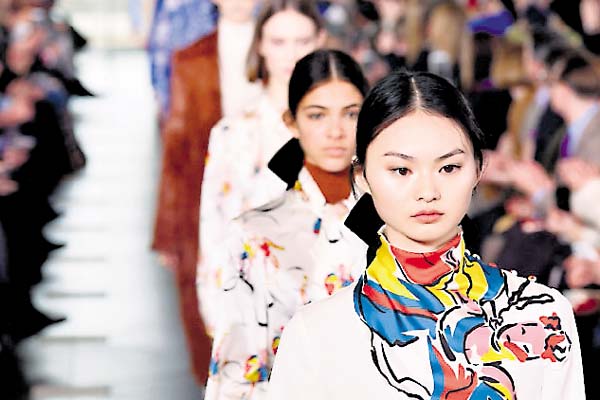 Lazos grandes.  La diseñadora Tory Burch se inclinó por un maquillaje  muy sencillo y limpio. En el cabello, el estilista Guido Palau, de Redken, usó lazos grandes de terciopelo.