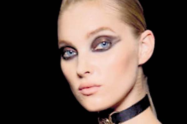 Estilo Cleopatra. El director creativo de Balmain, Olivier Rousteing, se fue por una onda más roquera. El ADN de la marca se reflejó con una maquillaje fuerte y dramático, pero a tiempos modernos con el uso de pigmentos metálicos.