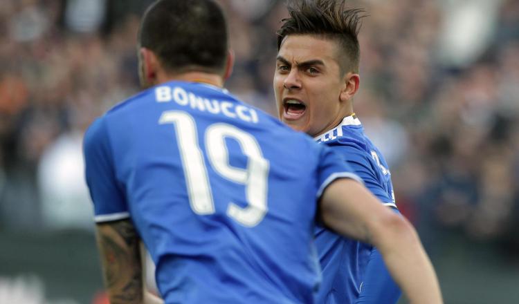 Leonardo Bonucci (izq.) celebra el gol de la Juventus junto a Paulo Dybala. /Foto AP