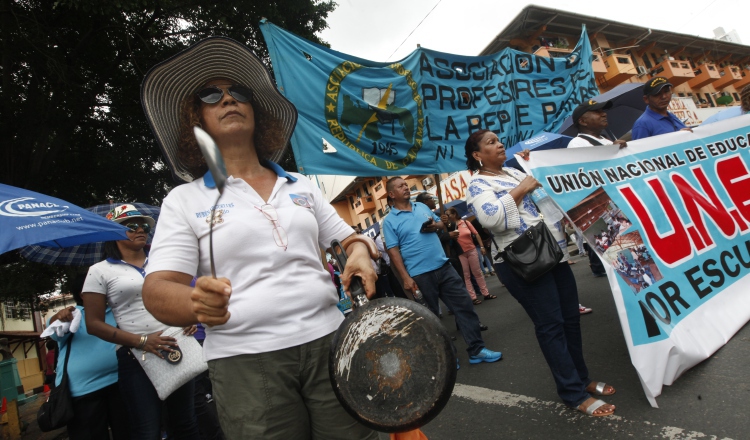 De continuar los docentes sin el pago de sus salarios, vaticinan protestas para este nuevo periodo escolar 2017, en el que saldrán con pancartas para hacer valer sus derechos de lo que les corresponde por impartir sus clases todos los años /Foto Archivo