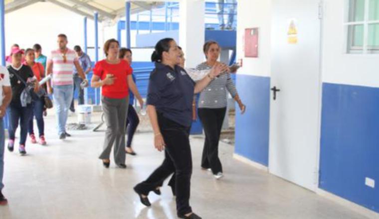 La ministra Marcela Paredes en un recorrido por las escuelas. /Foto Cortesía 