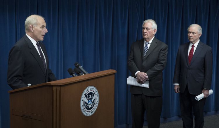 Fiscal general, Jeff Sessions, y el secretario de Estado de EE.UU, Rex Tillerson, y John Kelly.. /Foto EFE
