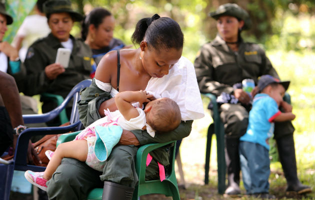 Las mujeres de las Farc son muy apegadas a su familia y esperan un mejor futuro para sus hijos. FOTO/EFE