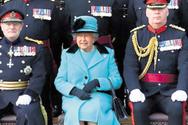 Accesorios que la reina de Inglaterra lleva siempre en su bolso