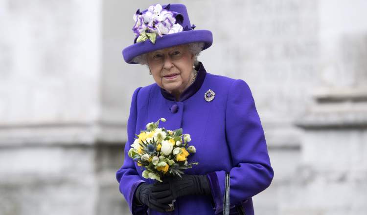 El bolso Launer, al que tan fiel es la reina Isabel II, es algo más que un accesorio para la reina.