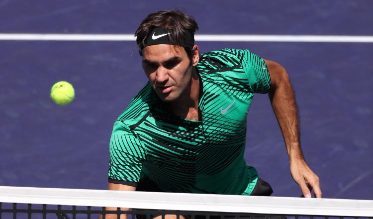 Roger Federer en acción durante el partido. AP
