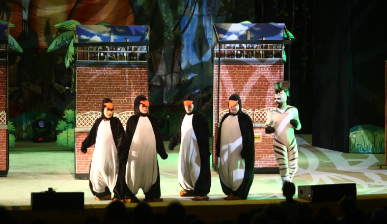 Las ocurrencias de los pingüinos causaban hilaridad al público. Las ocurrencias de los pingüinos causaban hilaridad al público.