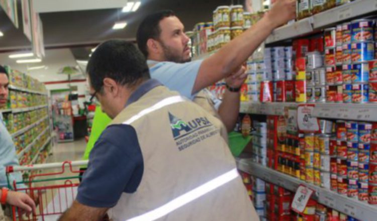 Funcionarios de Aupsa retiran productos de los supermercados. /Foto Cortesía