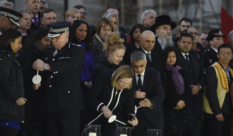Vigilia en la Plaza de Trafalgar en Londres; rinden homenaje a la víctimas del ataque. /Foto EFE