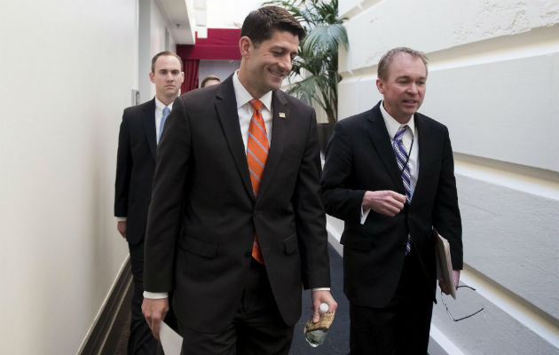 Paul Ryan es el presidente de la Cámara de Representantes, camina con el director de la Oficina de Gestión y Presupuesto, Mick Mulvaney. FOTO/EFE 
