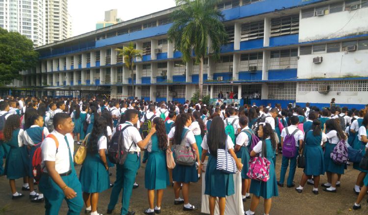 Los estudiantes deberán completar 200 horas del curso de inglés. /Foto Archivo