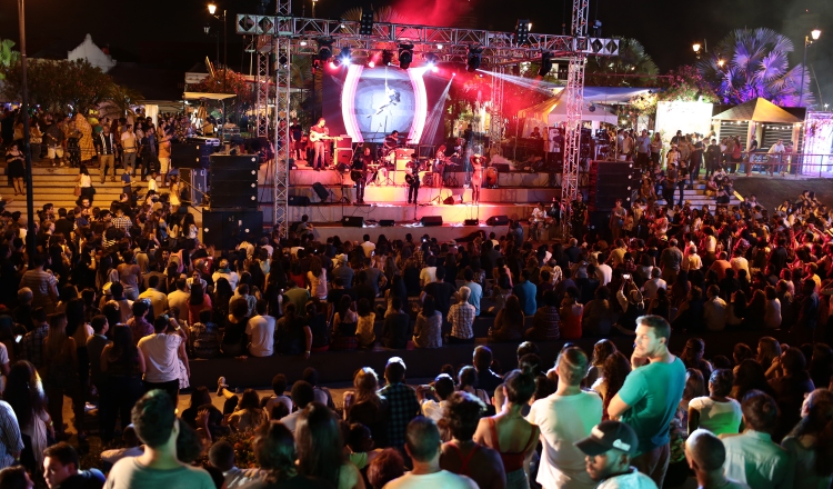 Este fin de semana, la plaza Quinto Centenario estuvo cargada de ritmos caribeños (salsa, boleros, calipso y tipi-salsa ) y 