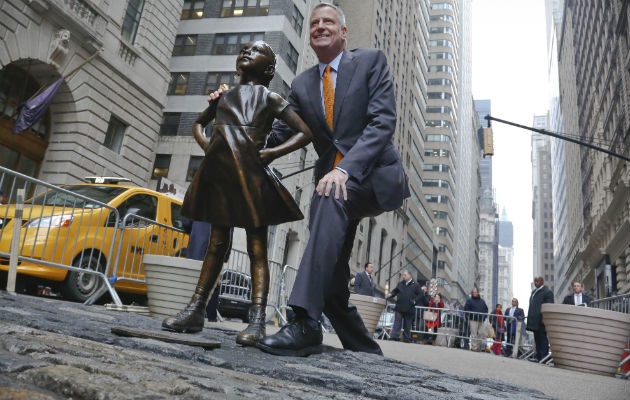 El alcalde de Nueva York, Bill de Blasio, posa con la polémica estatua de