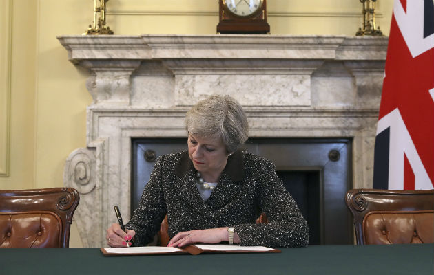 Primera ministra británica, Theresa May, firmó la carta con la que el Reino Unido solicitará su salida de la UE. FOTO/AP