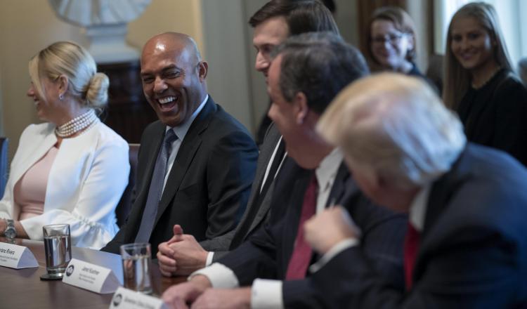 Mariano Rivera  ríe junto a Donald Trump en la Sala Roosevelt de la Casa Blanca. /Foto EFE