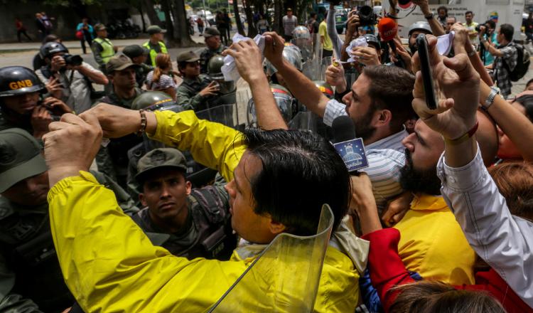 La Guardia Nacional impide el paso de un grupo de diputados que protestan. /Foto EFE