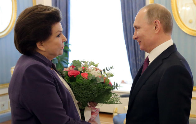 El presidente ruso Vládimir Putin (d) felicita por su 80 cumpleaños a la primera mujer que voló al espacio, Valentina Tereshkova. Foto/EFE El presidente ruso Vládimir Putin (d) felicita por su 80 cumpleaños a la primera mujer que voló al espacio, Valentina Tereshkova.Foto/EFE