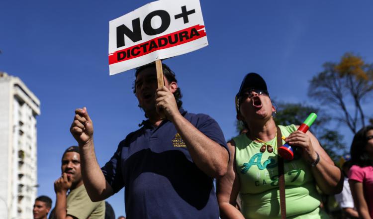 Opositores al gobierno de Nicolás Maduro se manifiestan en rechazo a la decisión del Tribunal Supremo de asumir las competencias del Parlamento. /Foto EFE