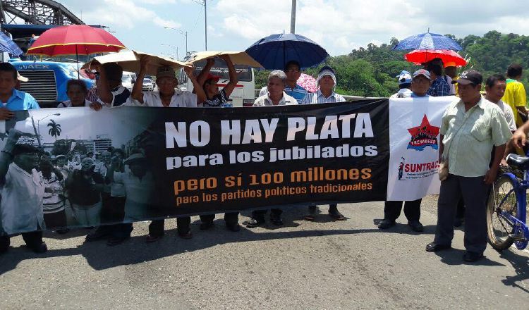 Con pancarta en mano impidieron el tránsito vehicular por el puente sobre  el río Changuinola. /Foto Leonardo Machuca G.