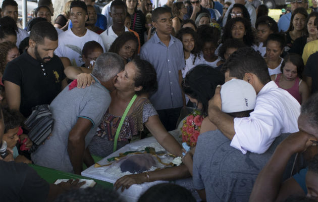 Funeral de María Eduarda Alves, la niña de 13 años que murió esta semana por una bala perdida. FOTO/AP