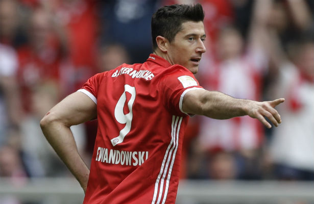 Robert Lewandowski marcó tres de los goles del Bayern./ Foto AP