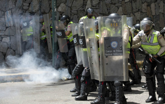 La Guardia Nacional Bolivariana de Venezuela (GNB, policía militar) impidió a los manifestantes llegar hasta la sede de la Defensoría. FOTO/EFE  