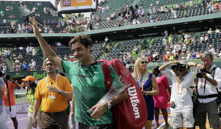 Roger Federer saluda a la fanaticada, luego de su triunfo. /Foto AP