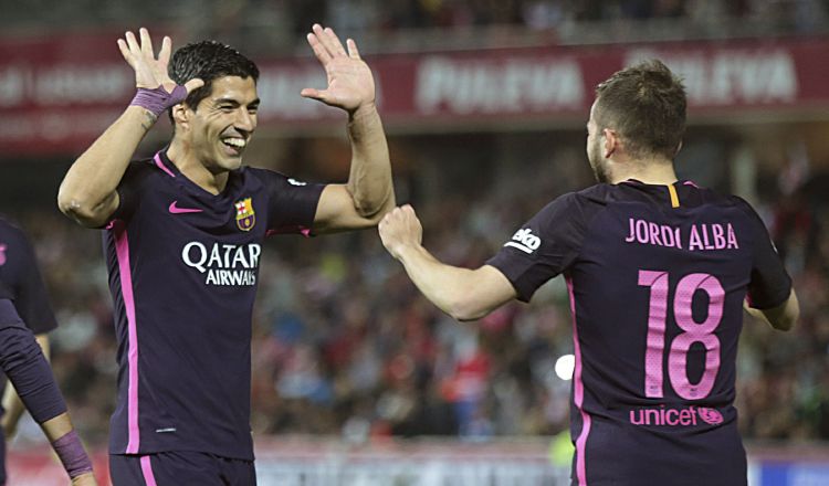 Luis Suárez (Izq.) marcó su gol número 22 goles en la Liga. 