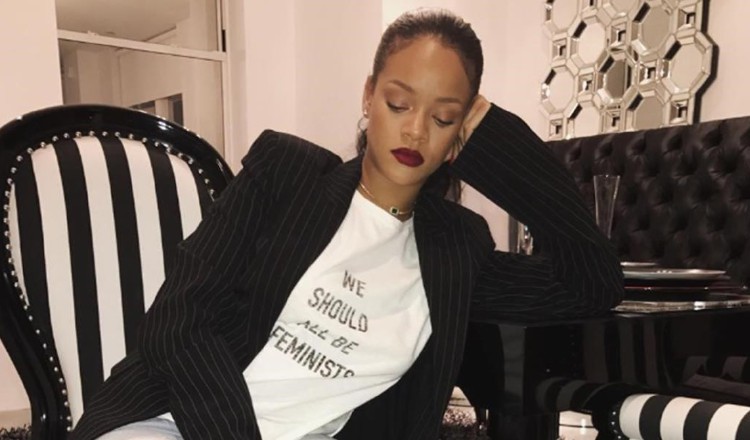 Rihanna posa en esta fotografía con la famosa camiseta que fue diseñada por Dior. /Foto Archivo