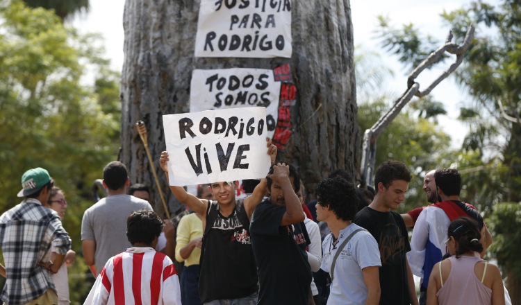 Un grupo de personas piden justicia para Rodrigo Quintana. /Foto AP