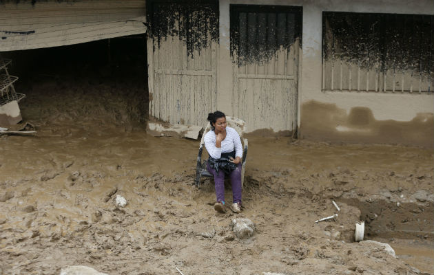 Una mujer observa la destrucción a su alrededor. FOTO/AP