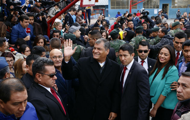 El presidente Rafael Correa adelantó en su cuenta de twitter el resultado electoral. FOTO/AP