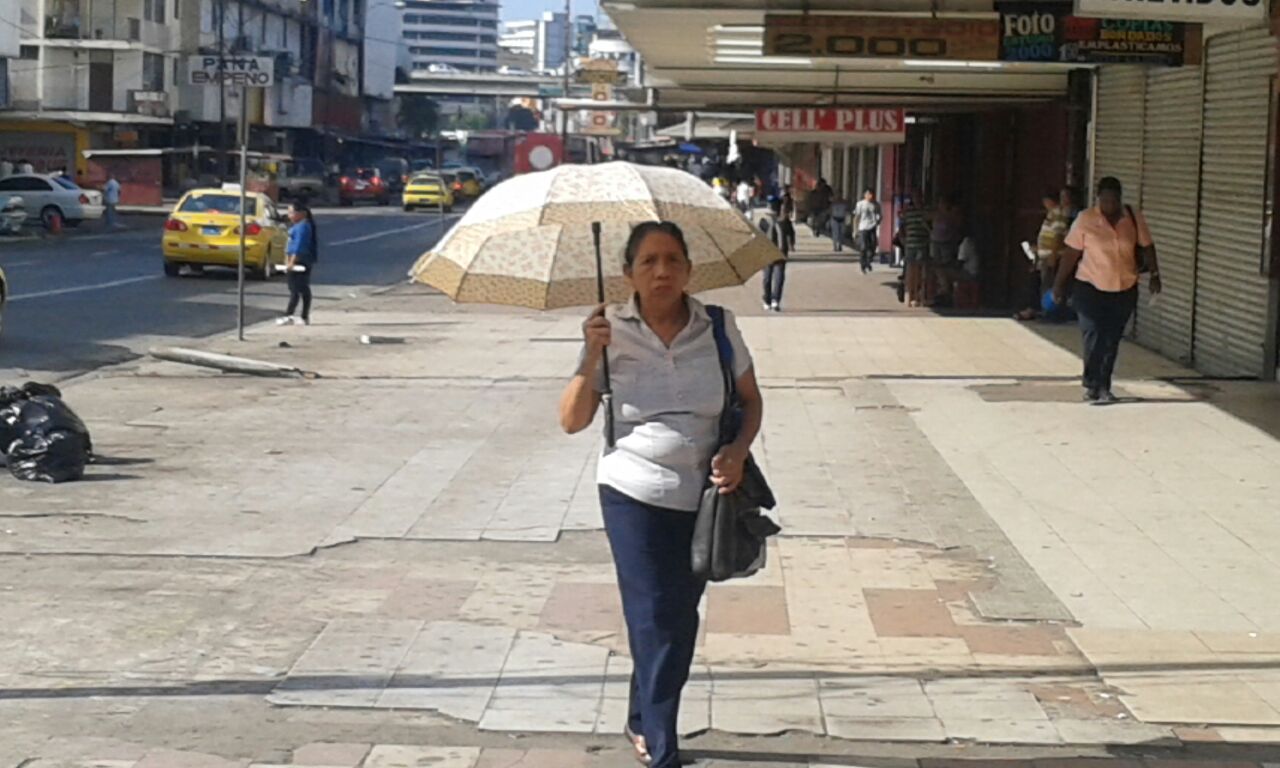 Éxpertos sugieren el uso de paraguas. Foto/Víctor Arosemena