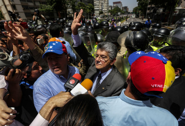 Henry Ramos Allup y varios diputados tratan de entrar a la Asamblea Nacional. FOTO/EFE