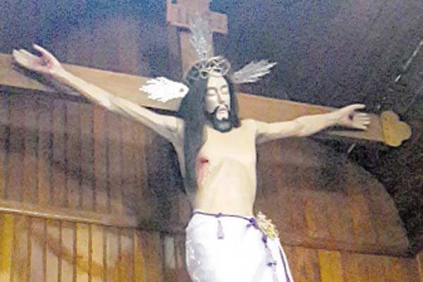 La imagen del Sepulcro es colocada cada año en la entrada del templo