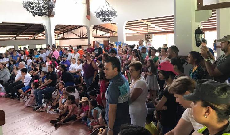 Felices y cautivados. Así estaban los niños y adultos, disfrutando de las presentaciones y cuentacuentos. La Casa club estuvo llena. /Foto Gloria Melania  Rodríguez.