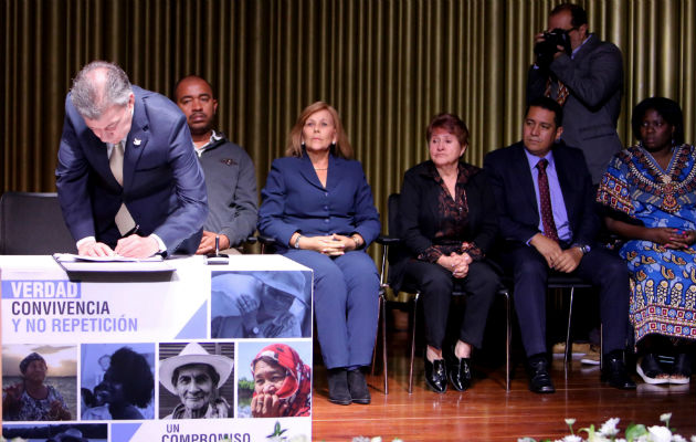 El presidente Juan Manuel Santos dijo que  fin del conflicto se trata de responder a las víctimas. FOTO/EFE