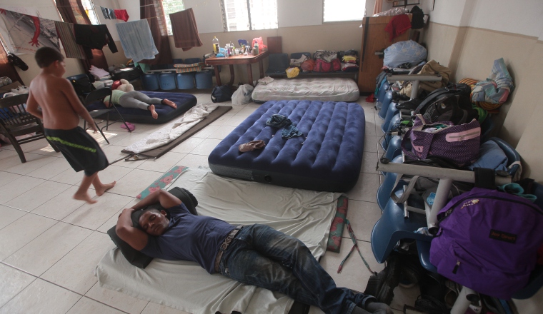 Los migrantes cubanos tienen que dormir en el piso. /Foto Archivo 